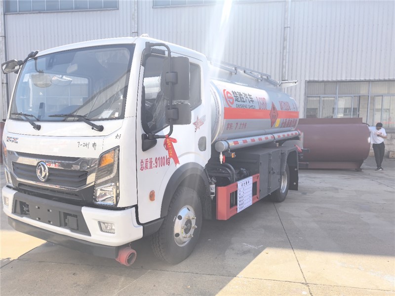 楚勝7方東風(fēng)D6東油罐車